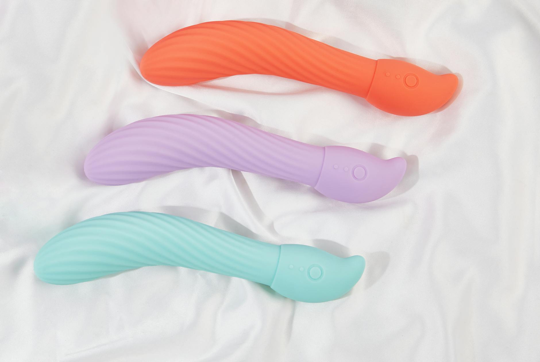 Frische Zitronenhälften auf rosa Hintergrund, Symbol für die sanfte, belebende Wirkung von Lemon Vibratoren