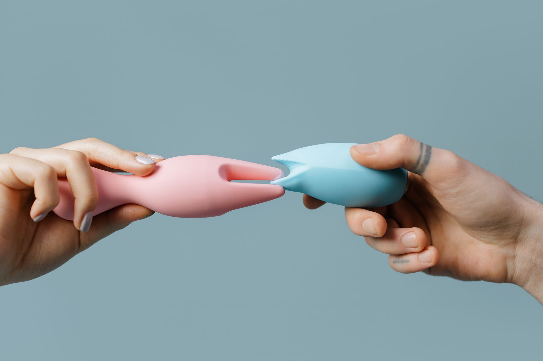 Gelber Silikonvibrator auf gelbem Hintergrund, umgeben von Bananen