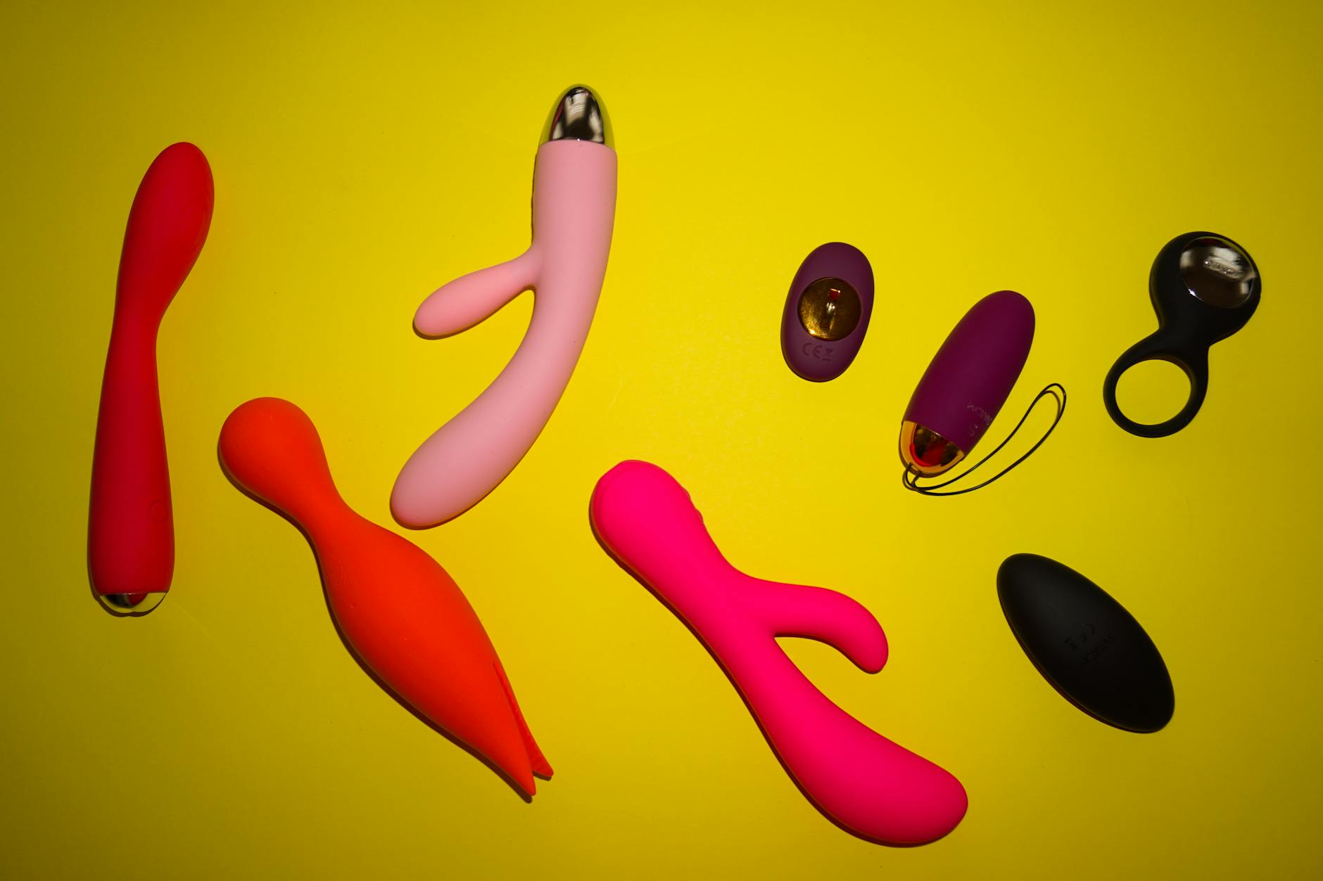 Verschiedenfarbige Lemon Vibratoren und Sextoys auf lebhaft gelbem Hintergrund angeordnet, die Vielfalt und Design zeigen.