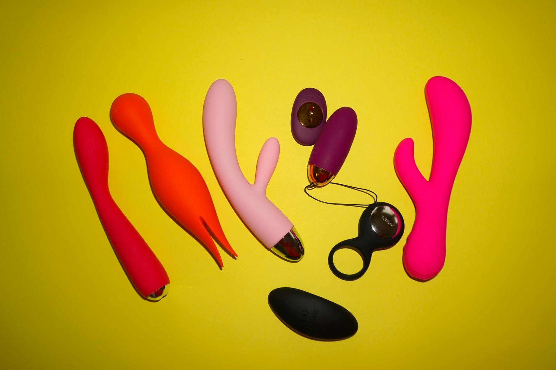 Bunte Lemon Vibratoren und Sextoys auf gelbem Hintergrund, verschiedene Designs und Formen